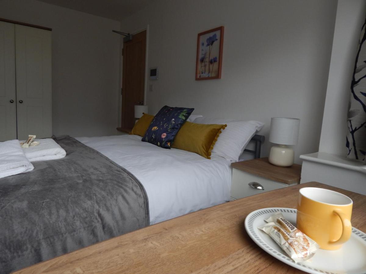 Modern, Well Located En-Suite Rooms With Parking - Orbitat Accommodations Cambridge  Exterior photo