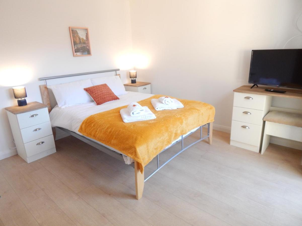Modern, Well Located En-Suite Rooms With Parking - Orbitat Accommodations Cambridge  Exterior photo