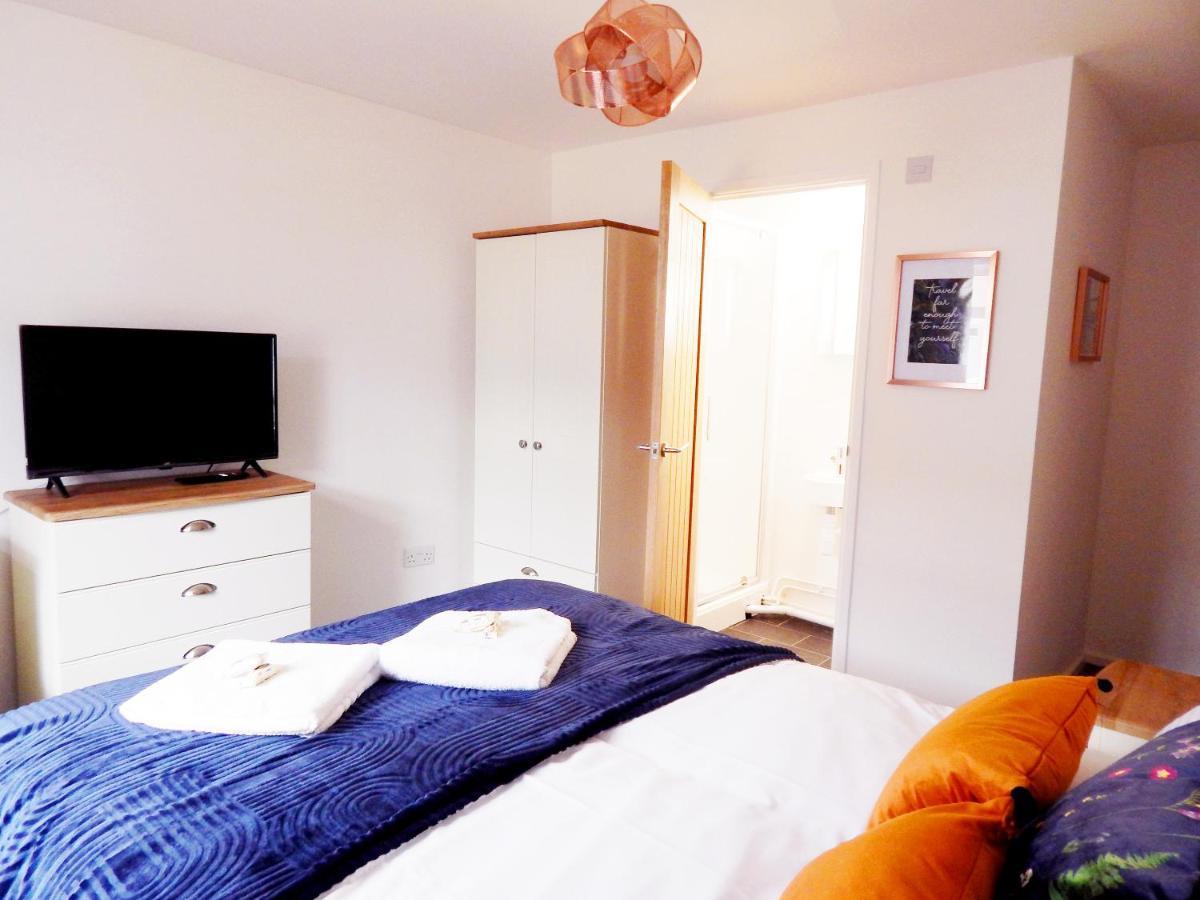 Modern, Well Located En-Suite Rooms With Parking - Orbitat Accommodations Cambridge  Exterior photo