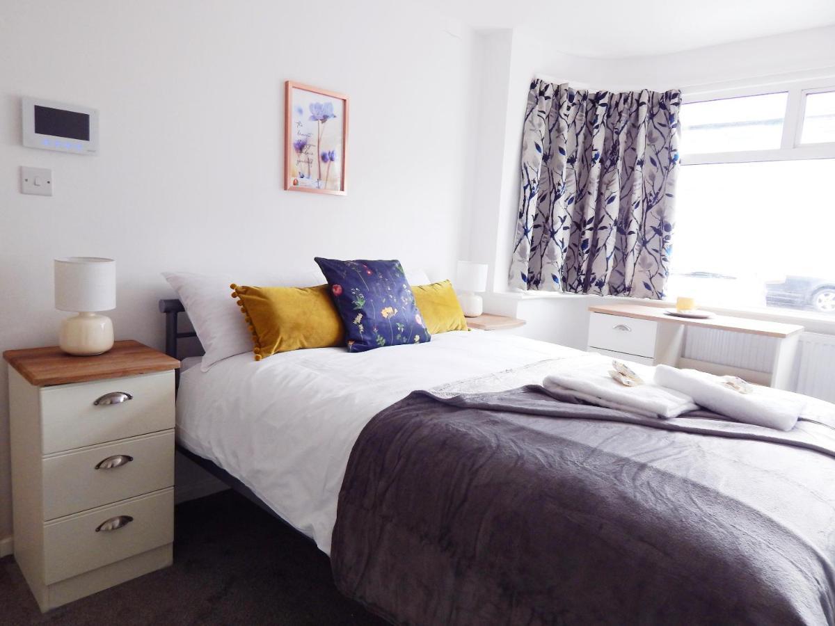Modern, Well Located En-Suite Rooms With Parking - Orbitat Accommodations Cambridge  Exterior photo